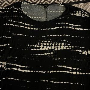 A black and white top with a split on the right side so you can ty a knot